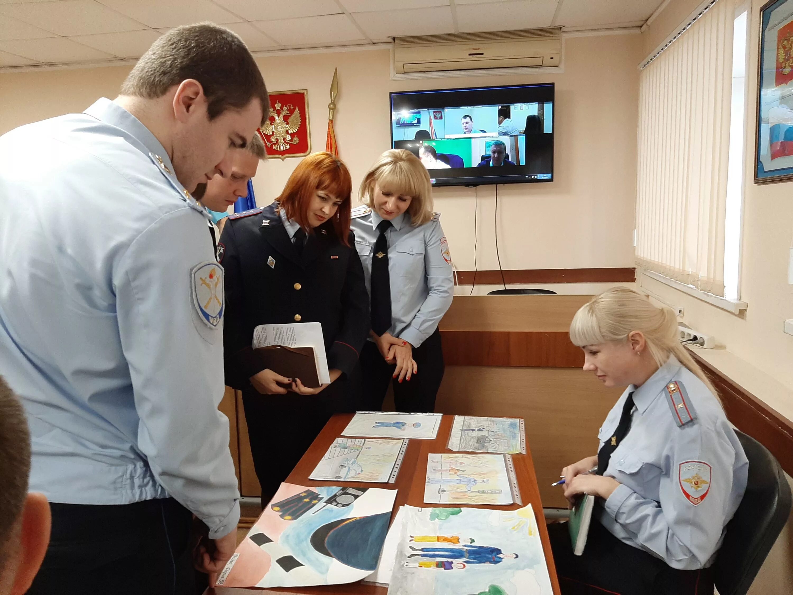 кадры о мвд россии по волжскому району. омвд по волжскому району. вручение паспортов. омвд волжский. омвд волжский.