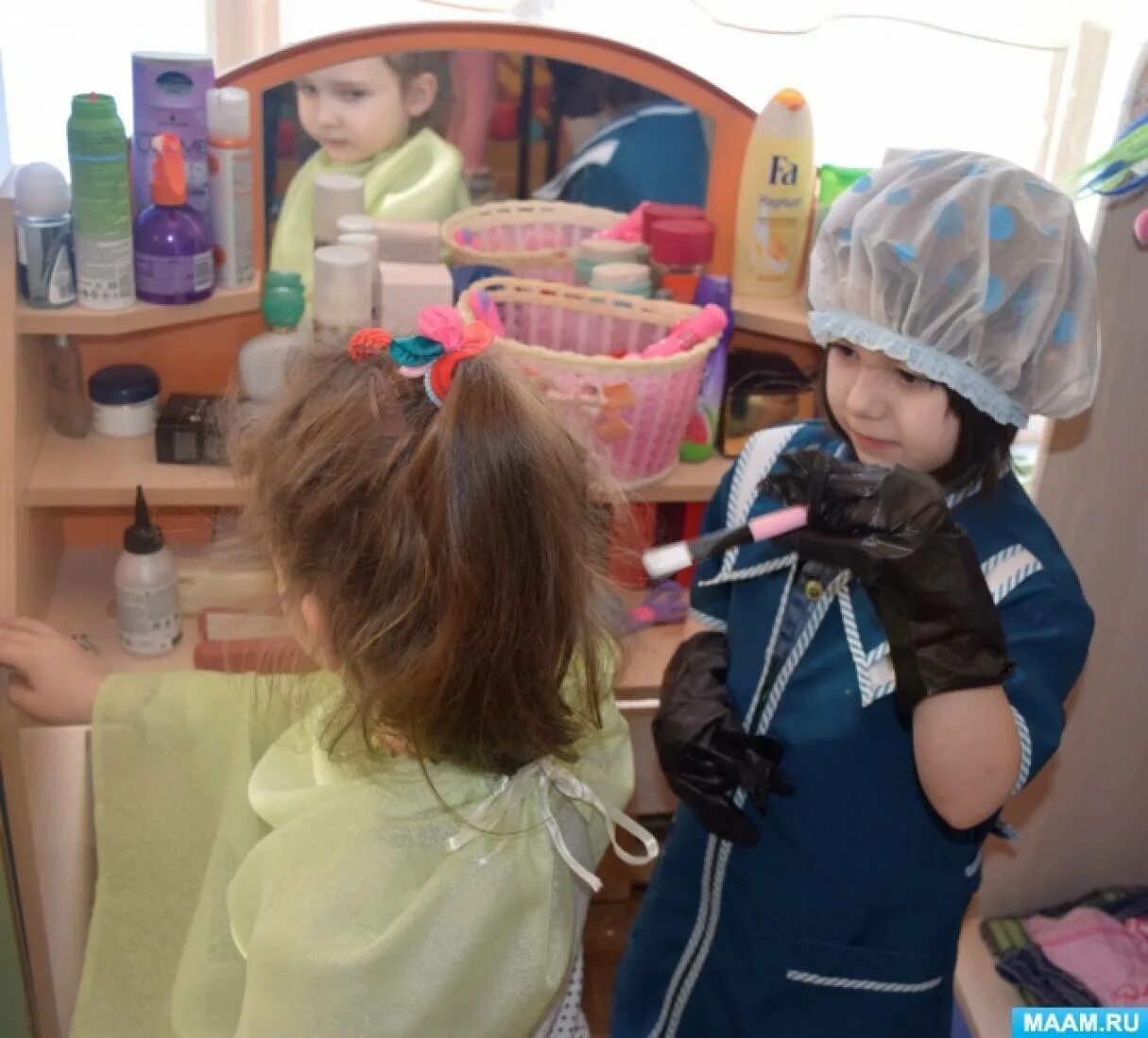 Уголок парикмахерская в детском саду. Отрибуты для сюжет ролевой игры парихмахерская. Парикмахерская для дошкольников. Салон красоты сюжетная игра. Парикмахер для детей в детском саду.