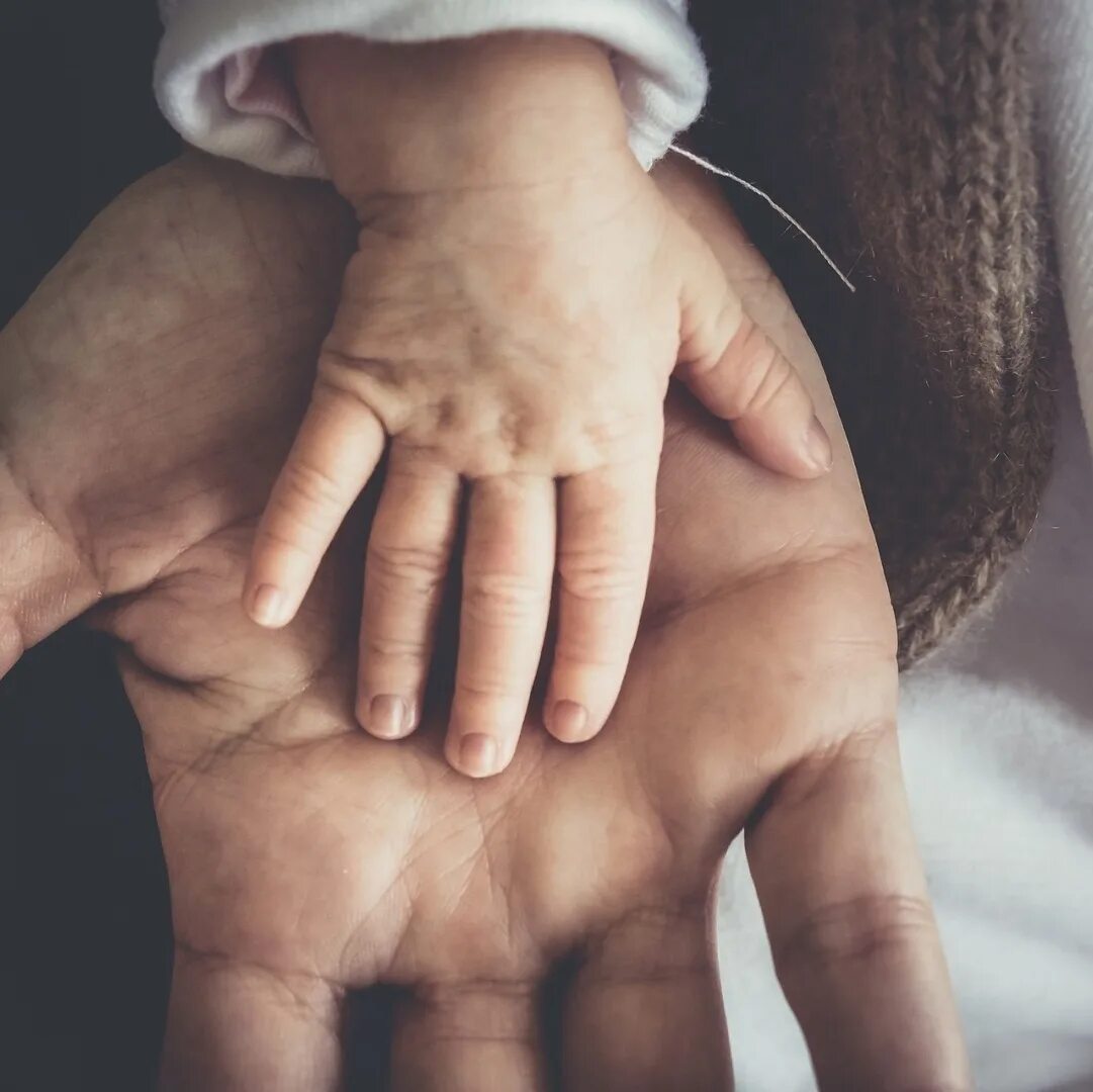 Рука отца и дочери. Ребенок на руках. Детская рука в мужской руке. Мужчина с ребенком на руках. Папа с малышом на руках.