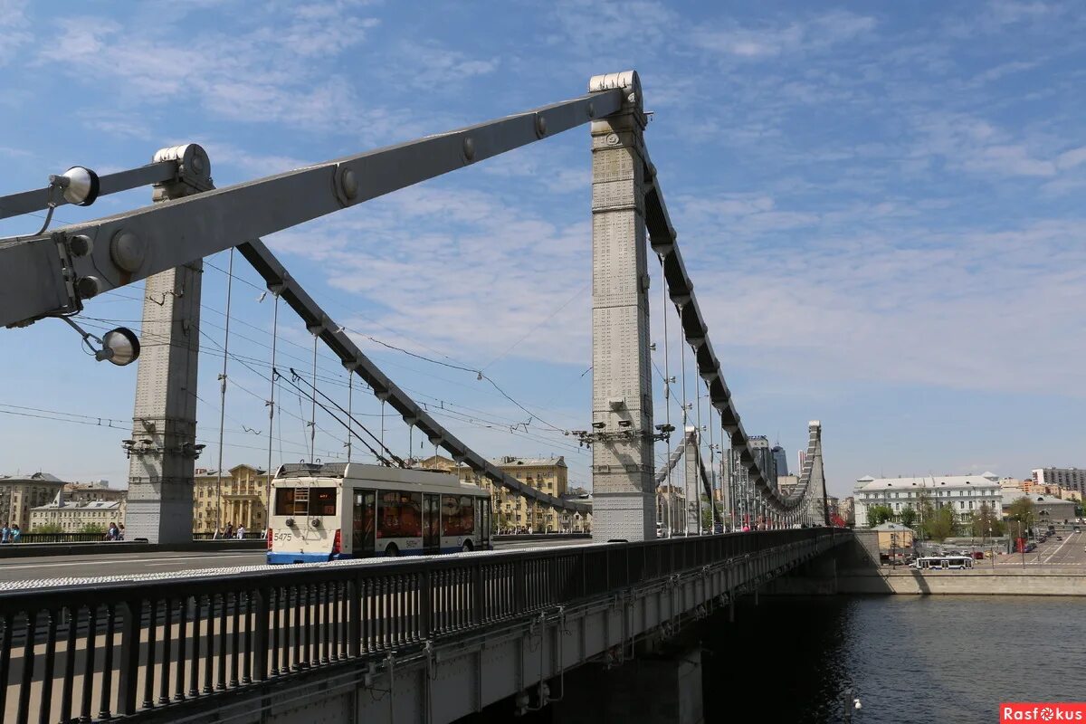 Парк Горького мост. Мост к парку Горького Москва. Парк Горького мост через Москву реку. Мост около парка Горького. Фрагмент моста