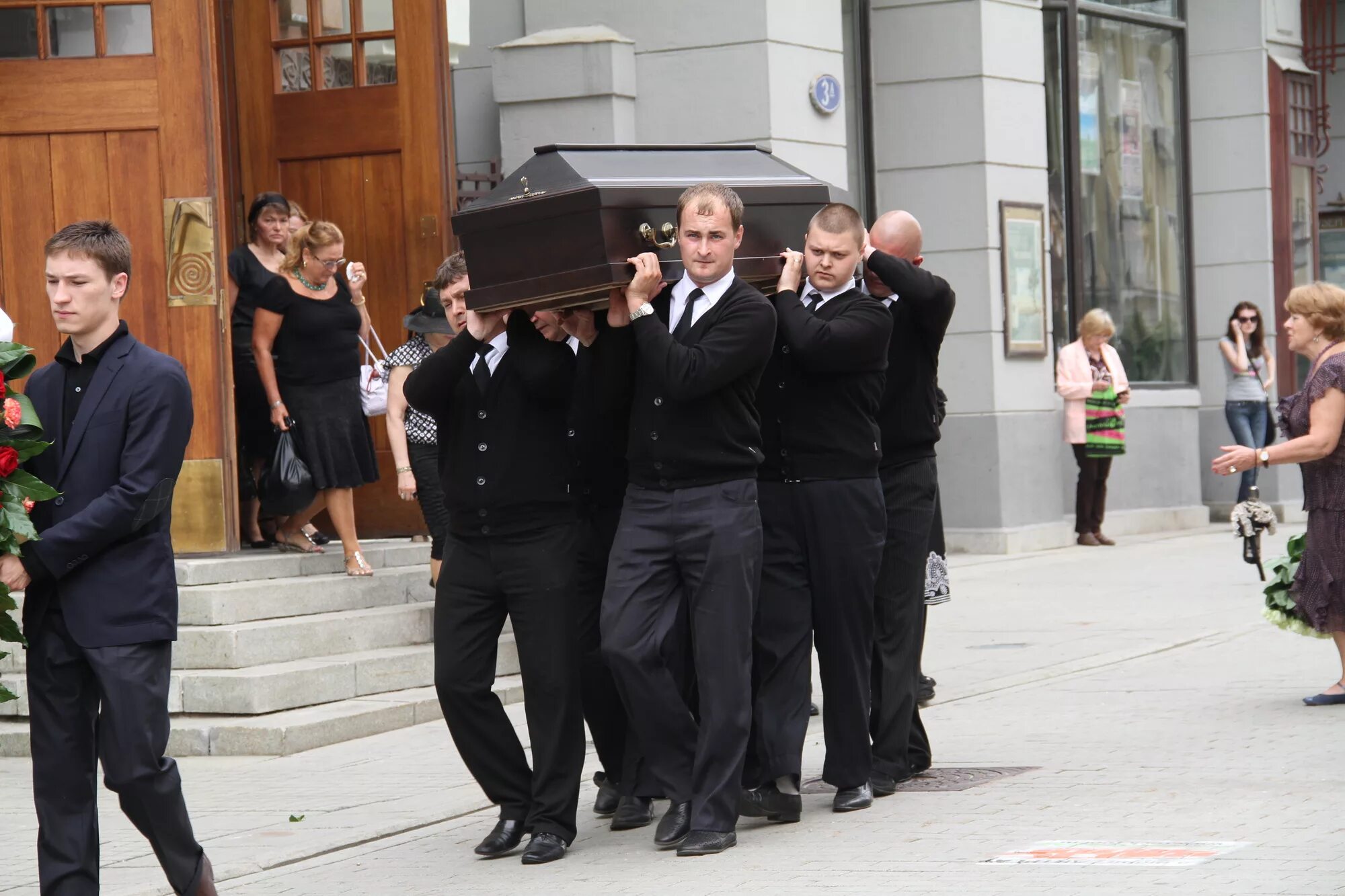 агенты ритуал. агент ритуальных услуг. бригада ритуальных услуг. организация vip похорон. похоронный агент.