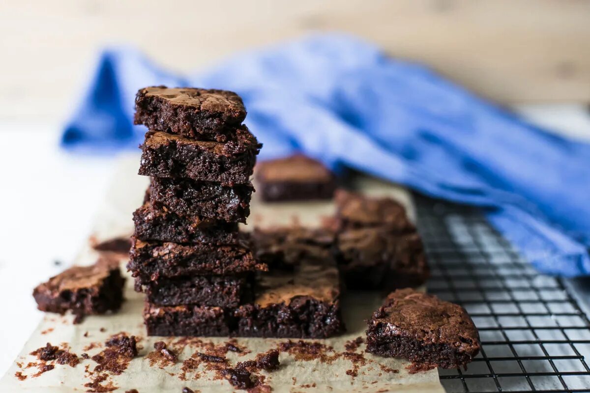 We like cakes. Брауни без выпечки. Брауни с мороженым. Брауни большая порция. Печенье Брауни с начинкой.