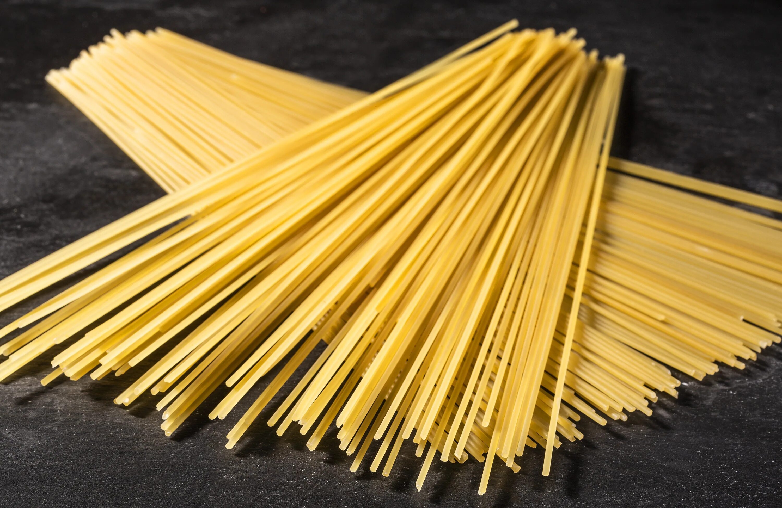 Как варить длинные макароны. Спагетти сырые. Спагетти сухие. Макароны, спагетти, лапша. Длиннорезанные макаронные изделия.