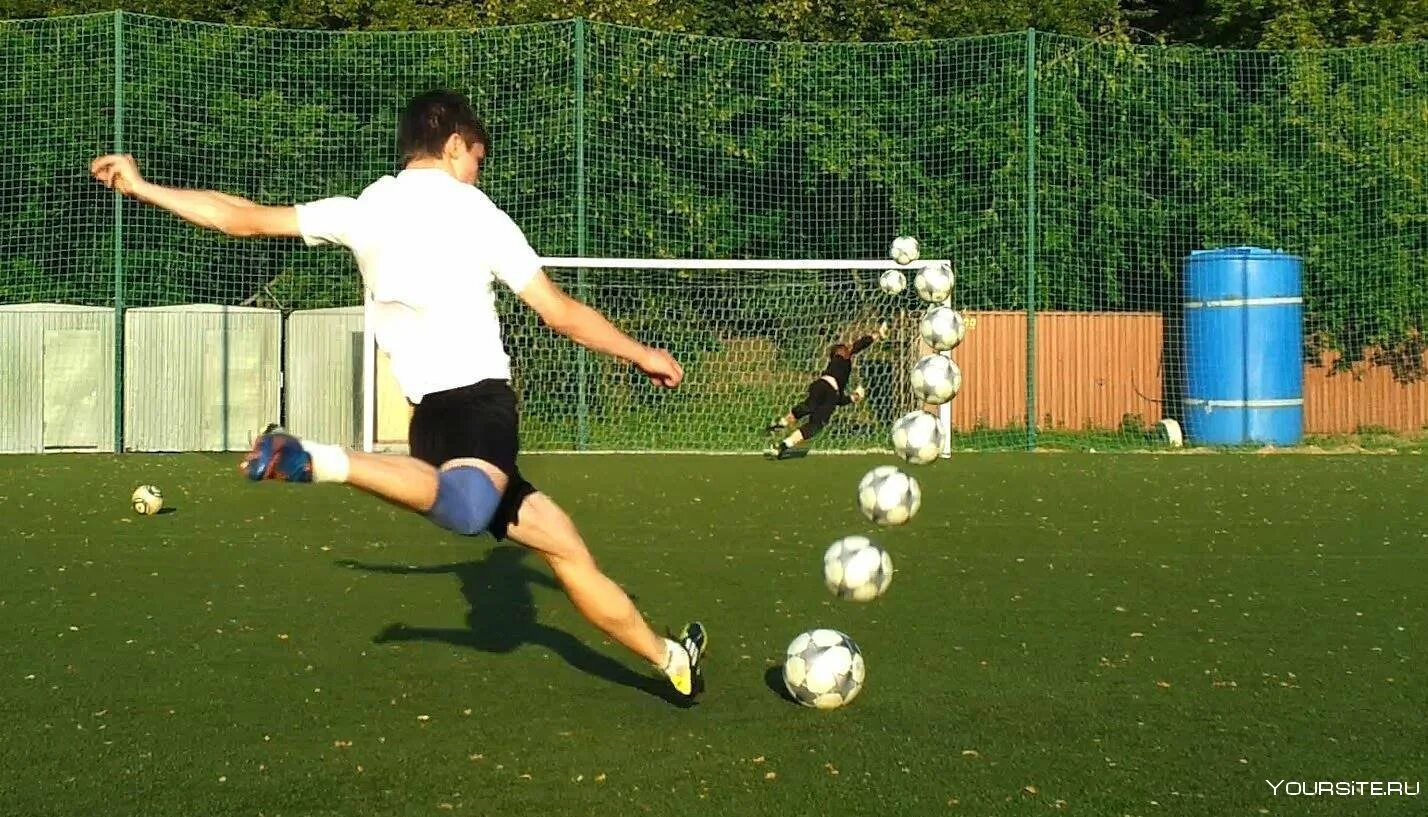 Спорткаст футбол. Техника удара НАКЛБОЛ В футболе. Удар по воротам. Удар по воротам в футболе. Футболист удар по мячу.