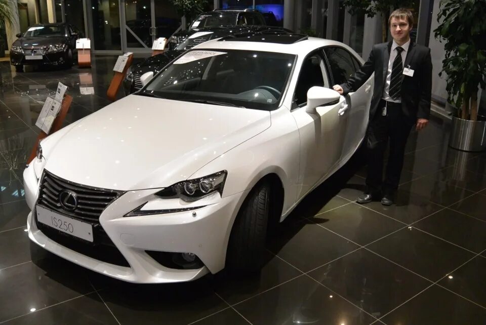 Дилер лексус в москве. Салон лексус в москве. Лексус лц 2011. Дилер лексус в москве. Дилерский салон лексус.