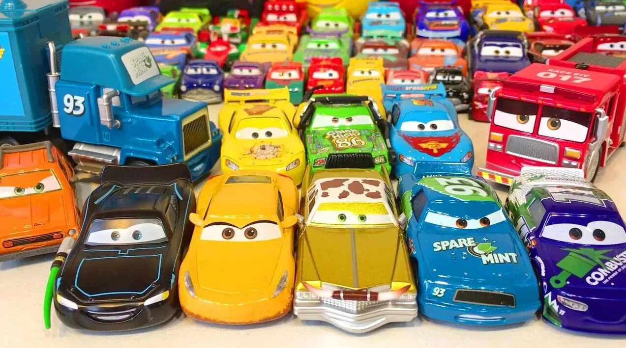 Мультики про машинки для мальчиков. Мульти игрульти. Мульти игрульти тачки. Молния маквин и мэтр игрушки. Много машинок.