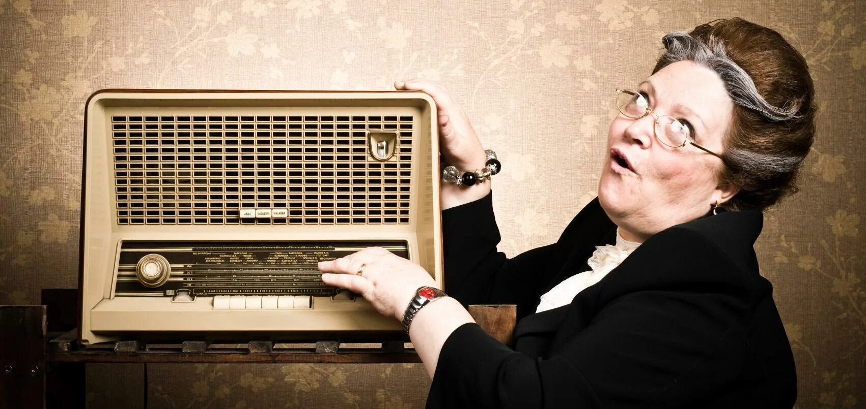 Слушать радио для души. Человек с радиоприемником. Реклама радиоприемника. Проводное вещание. Радиовещание.