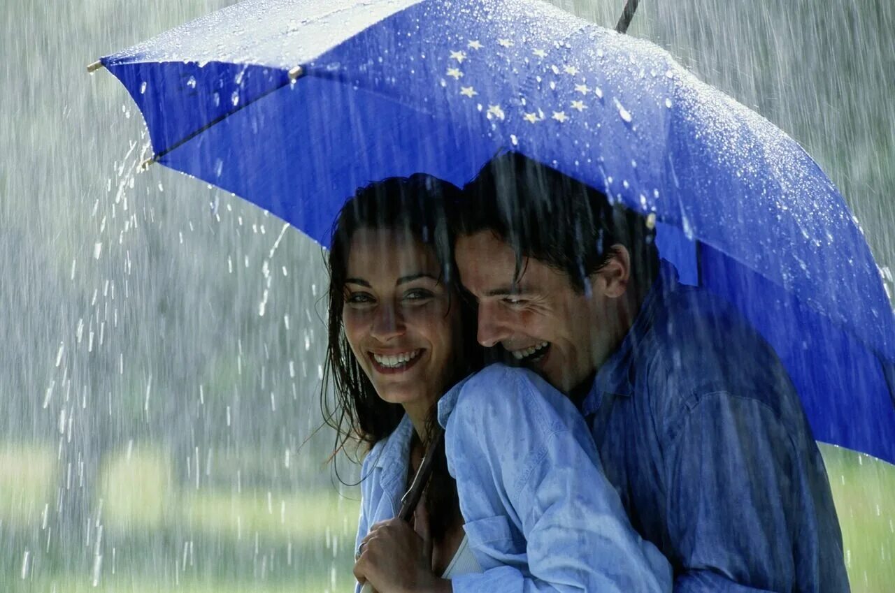 Настроение гроза. Двое АРД дождём. Влюблённые под дождём. Под дождем. Гулять под дождем.