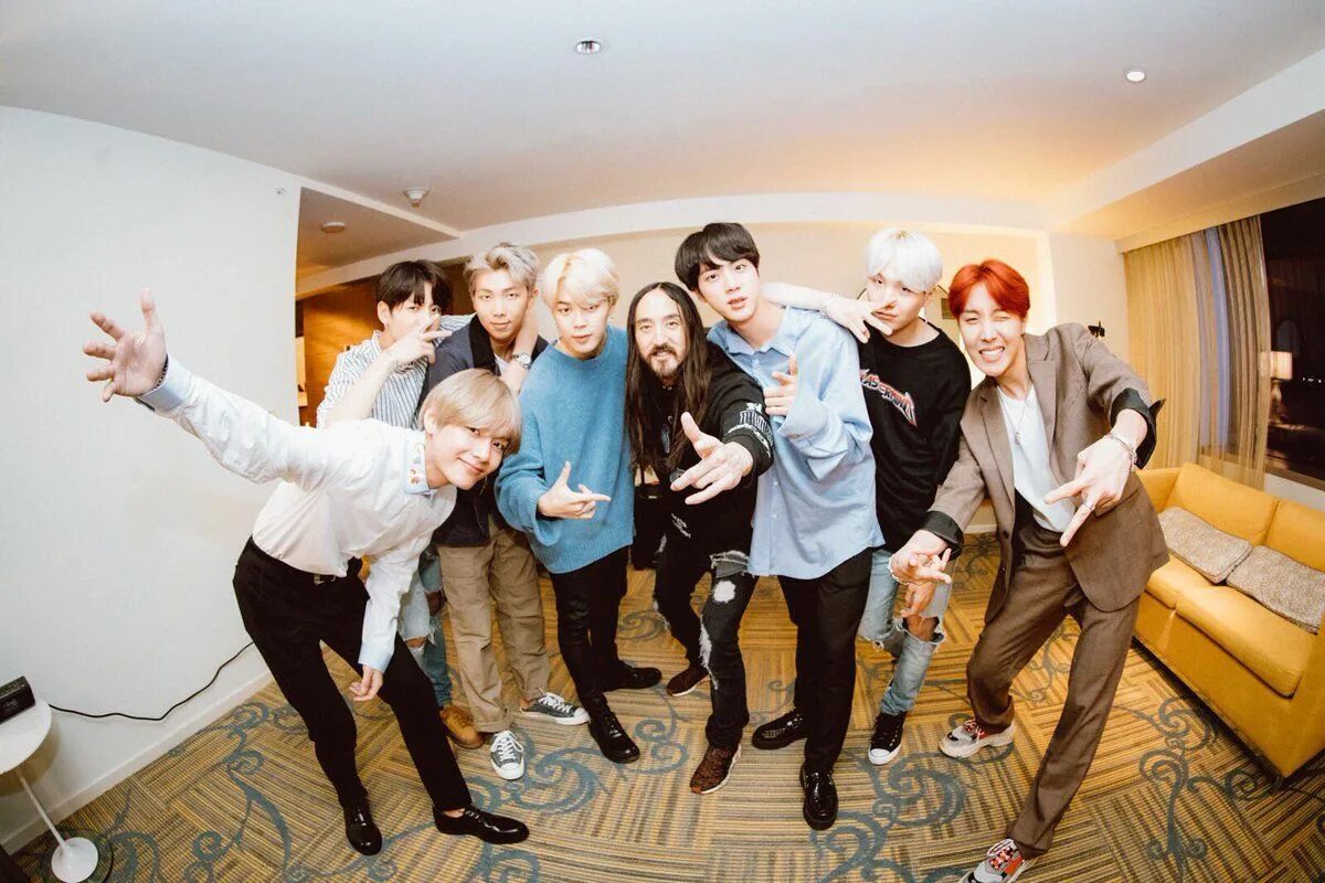 Bts aoki. Стив Аоки и БТС. BTS Steve Aoki. BTS Steve Aoki коллаборация. Стив Аоки и БТС фото.