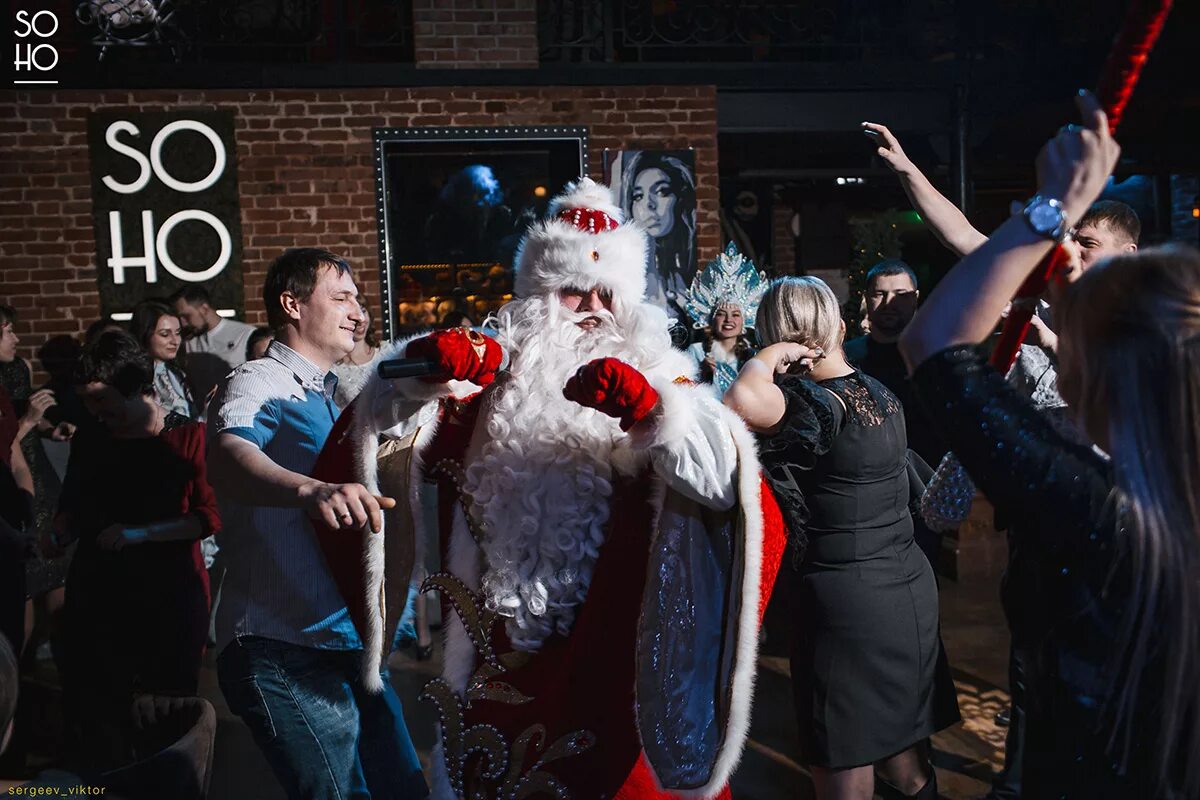 Новый год в ресторане афиша. Новогодний корпоратив в красном пиджаке. Свободные даты в кафе на новогодний корпоратив. Реклама корпоратива на новый год. Бронируем новогодние корпоративы.