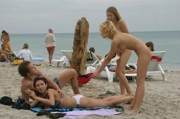 Бесстыжие девушки на пляже - секс фото
