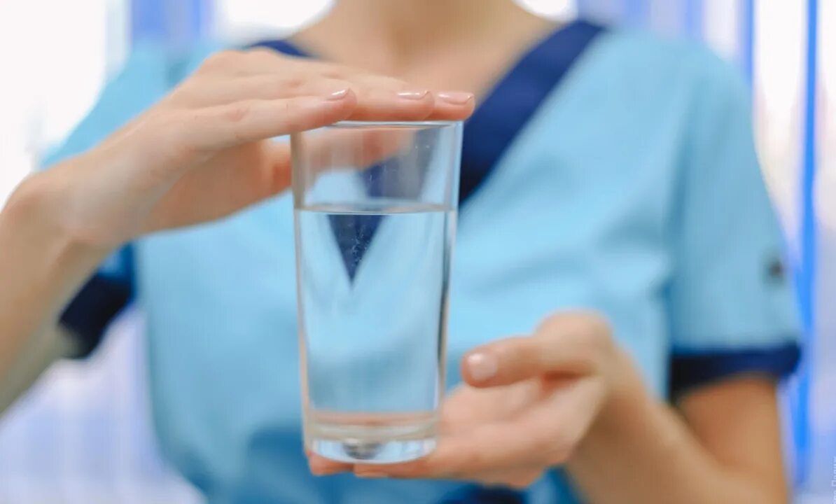 Можно ли пить воду когда сдаешь кровь. Стакан воды фото. Вода в питании. Бизнесмен пьет воду. Пить воду чтобы не икать.