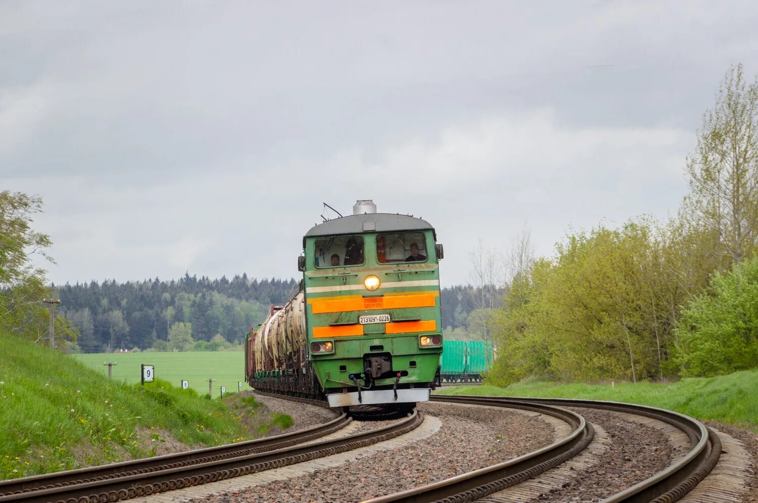 Журавлёво красноярский край. Следуй по перегону. Калязин станция тэп70. Состав поезда. Охрана жд грузов.