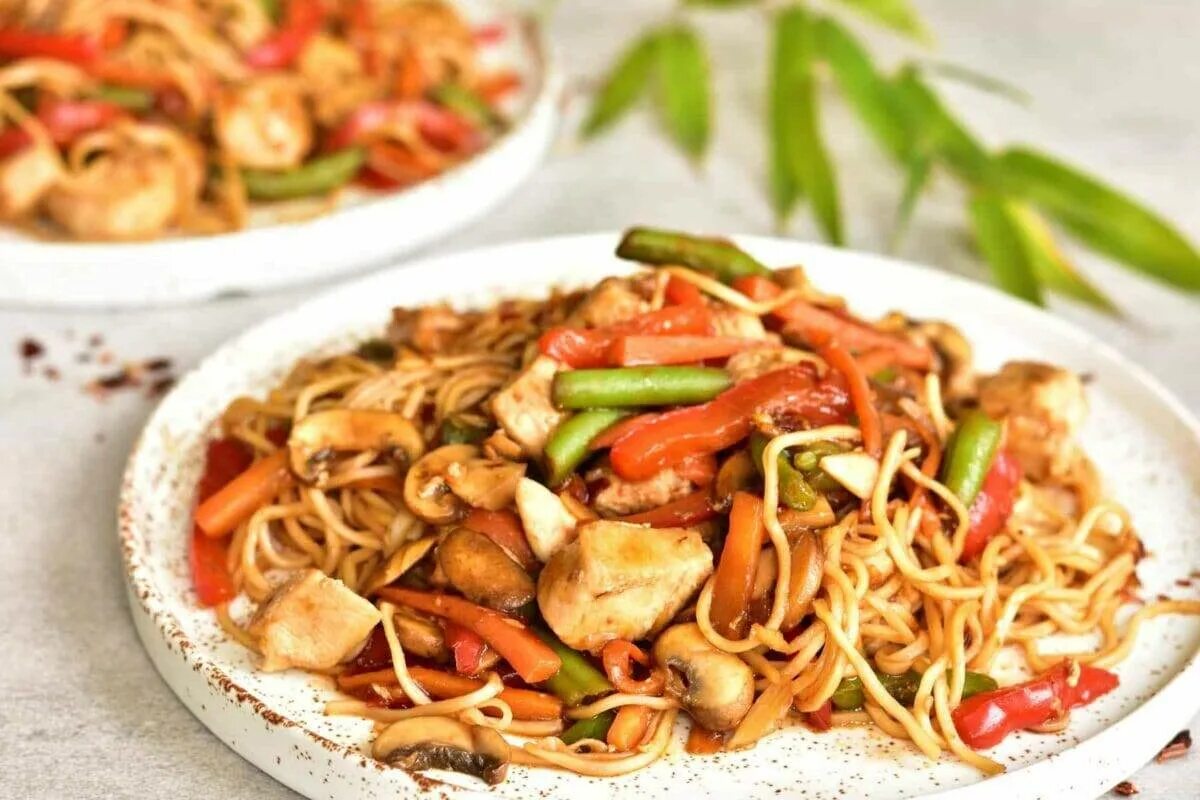 Лапша chicken. Лапша удон. Лапша удон с курицей и овощами. Wok удон. Лапша удон с курицей и овощами в соусе.