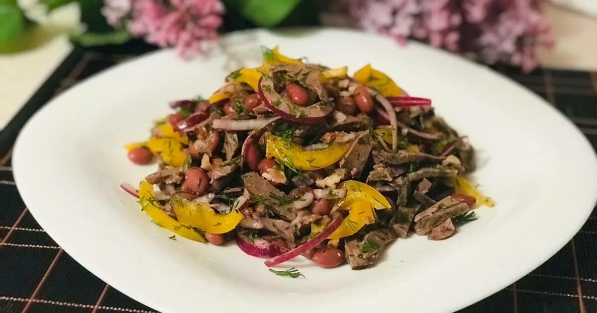 грузинский батумский салат. салат "тбилиси" с фасолью и говядиной. салат колхида красной фасолью. грузинский салат тбилиси. салат тбилиси классический.