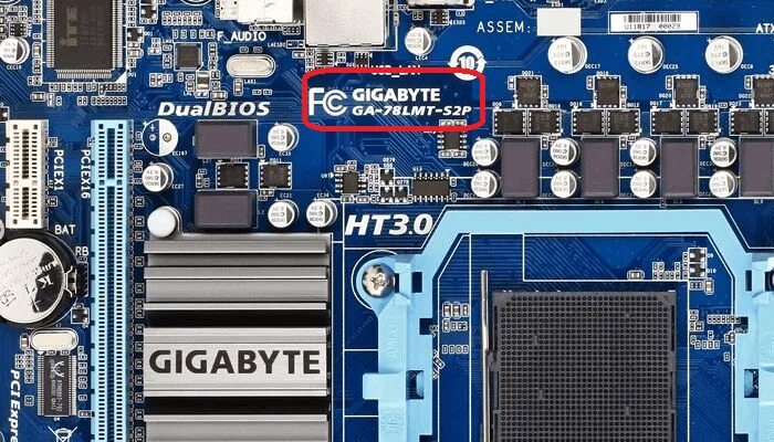 Название материнской платы ASUS. Где находится номер материнской платы Gigabyte. Серийный номер материнской платы Gigabyte. Как найти название материнской платы.