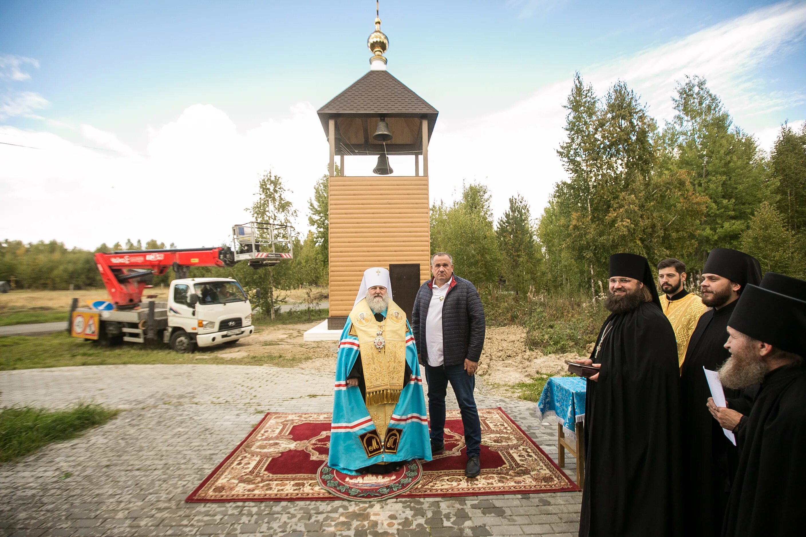 Мбу ритуальные услуги ханты-мансийск. Ритуальный сайт ханты мансийск. Ритуальные машины надписи. Южное кладбище ханты-мансийск. Ритуальное фото.