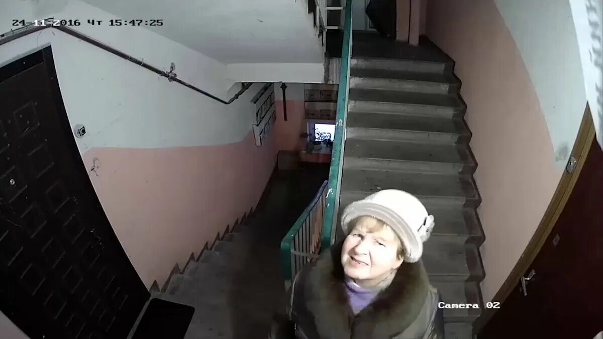 Камера в общем коридоре. Видеонаблюдение в подъезде. Камера видеонаблюдения в подъезд. Дверь с камерой видеонаблюдения. Камера в общем коридоре.