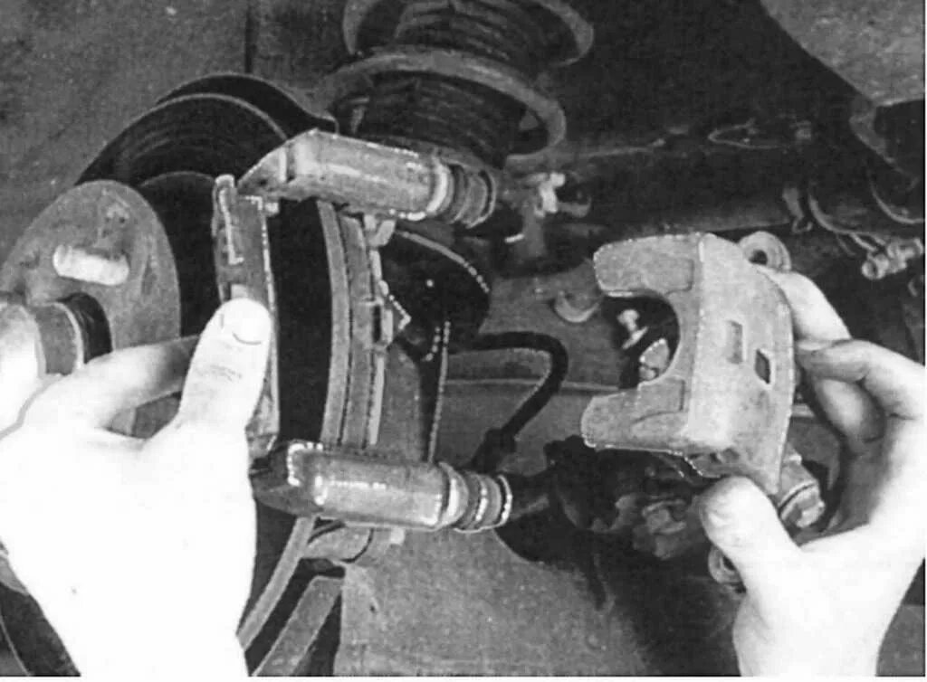 Ниссан альмера прокачать сцепления. Цилиндр сцепления альмера классик. Альмера н16 штуцер радиатора. Nissan almera n16 тормозная система. Прокачка ниссан альмера.