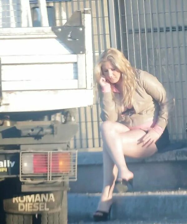 плечевые на трассе. девочки легкого поведения. плечевые на трассе. двушка легкого поведения. поведения.