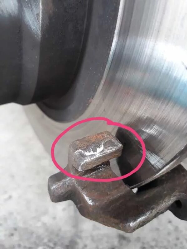 Суппорт колеса. Суппорт износ. Ауди а3 передний суппорт направляющие. Износ скоб передних суппортов опель. Суппорт износ.