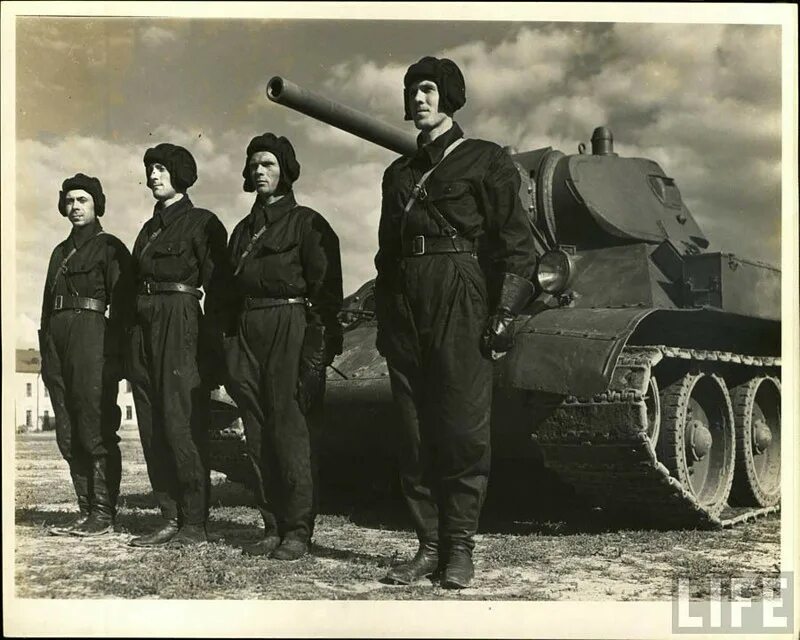 1941 го. Экипаж танка т-34. танкист т 34. танкисты ркка 1941. танк т 34 экипаж.