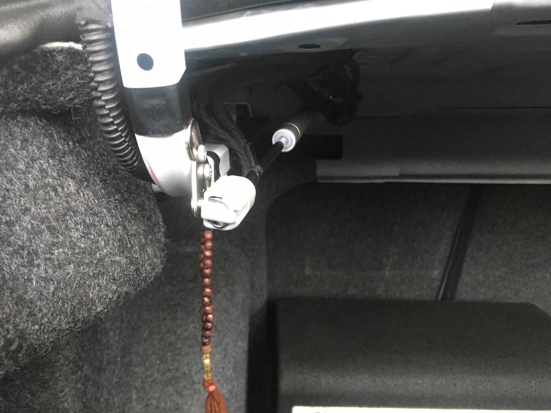 Камера заднего хода в кнопке багажника - Volkswagen Polo Sedan, 1,4 л, 2016 года
