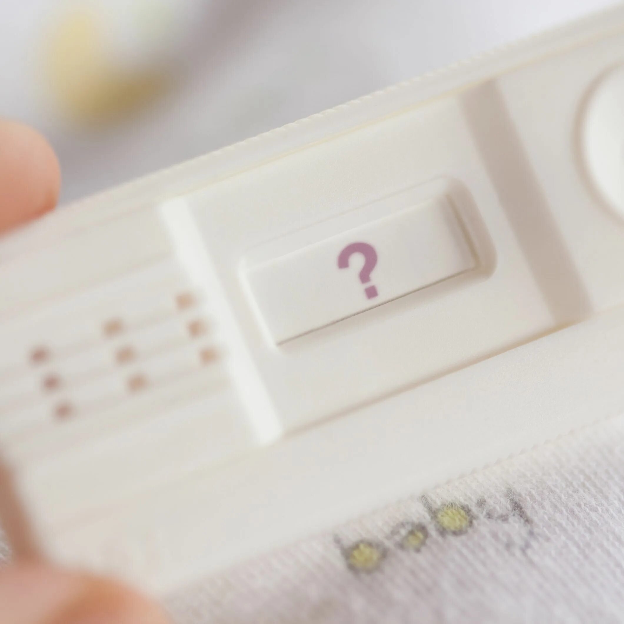 Месячные 2 дня вместо 5. Задержка месячных 13 дней причины. Беременность отрицательном тесте. Тест на беременность со знаком вопроса. Задержка месячных на фоне стресса сколько может длиться.