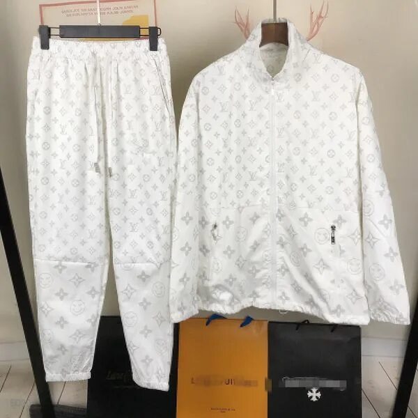 Спортивный костюм louis vuitton белый. Спортивный костюм луи витон мужской. Луи виттон костюм мужской. Louis vuitton спортивный костюм. Костюм луи.