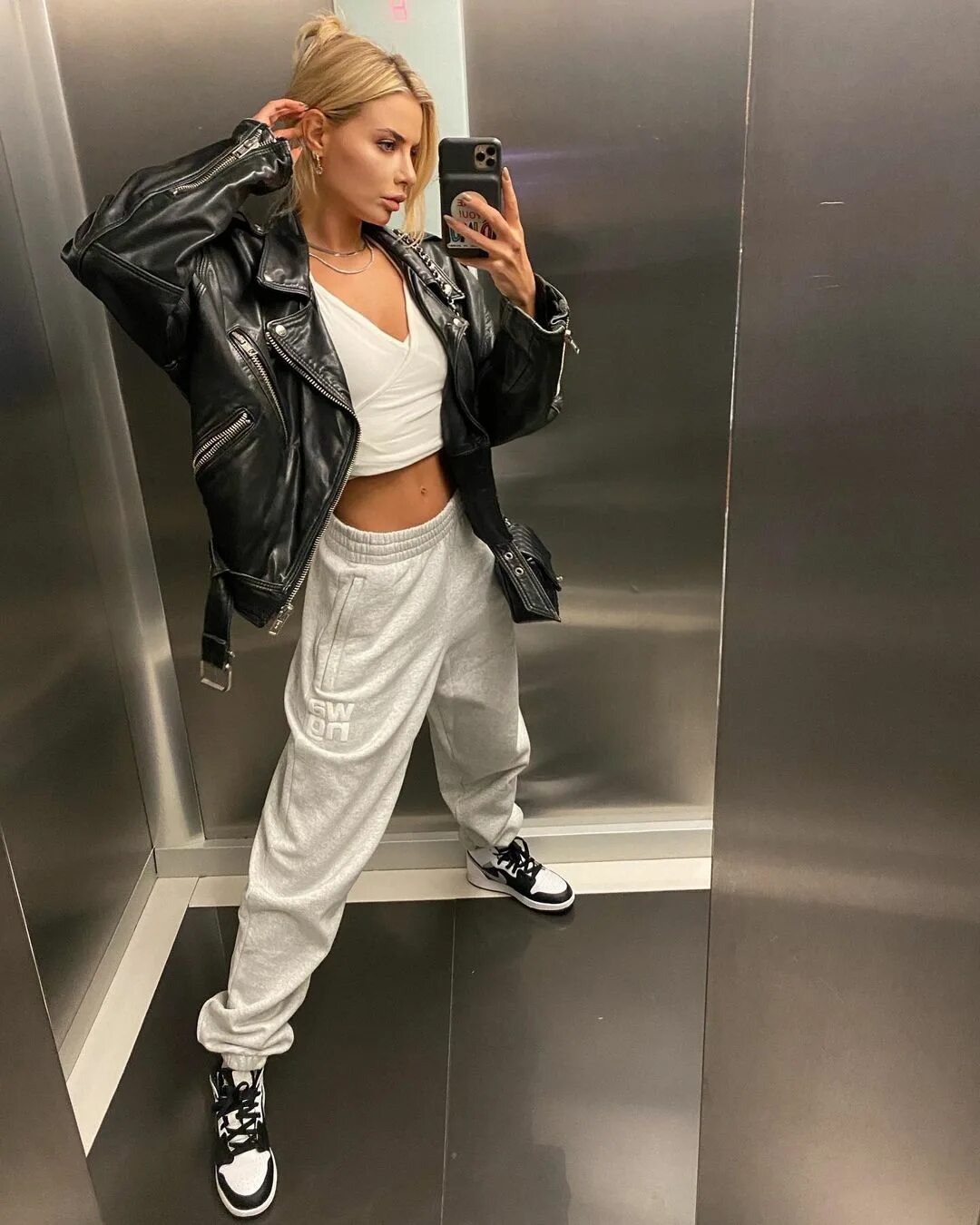 Спортивный костюм женский образ. Спортивный стиль. Модные спортивные образы для женщин. Модный спортивный стиль для женщины. Спортивный образ 2021.