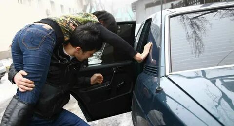 Две девушки похитили парня