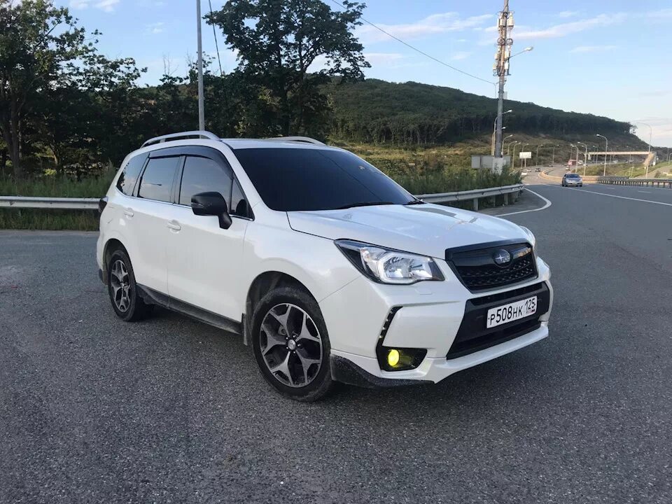 Купить subaru владивосток. Subaru Forester SJ. Субару Форестер SJ 2.0. Форестер SJ 2014. Субару Форестер 2014 белый.