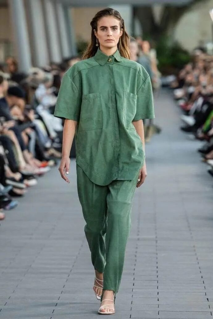 Цвет классик green. Изумрудный цвет сочетание. Bottega veneta зеленый костюм. Цвет изумрудно зеленый в одежде. Зеленый цвет в одежде.