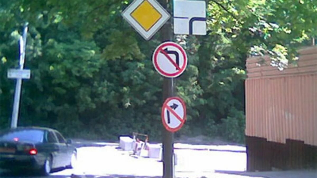 Временные дорожные знаки. Дорожная разметка противоречит знакам. Нелепое сочетание дорожных знаков. Дорожные знаки противоречат друг другу.