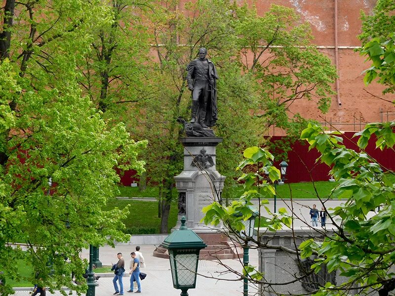 Памятник александру первому. Памятник Александру в Александровском саду. Александровский сад памятник Александру Москва. Памятник Александру 1 в Москве. Памятник Александру 1 Щербаков.