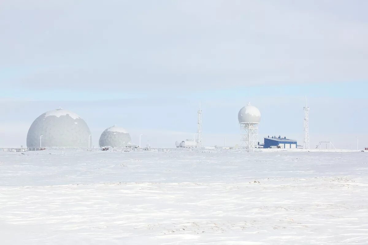 Котельный образ. Трилистник военная база в арктике на острове врангеля. арктическая военная база россии остров котельный. база северный клевер на острове котельный. военная база полярная звезда на острове врангеля.