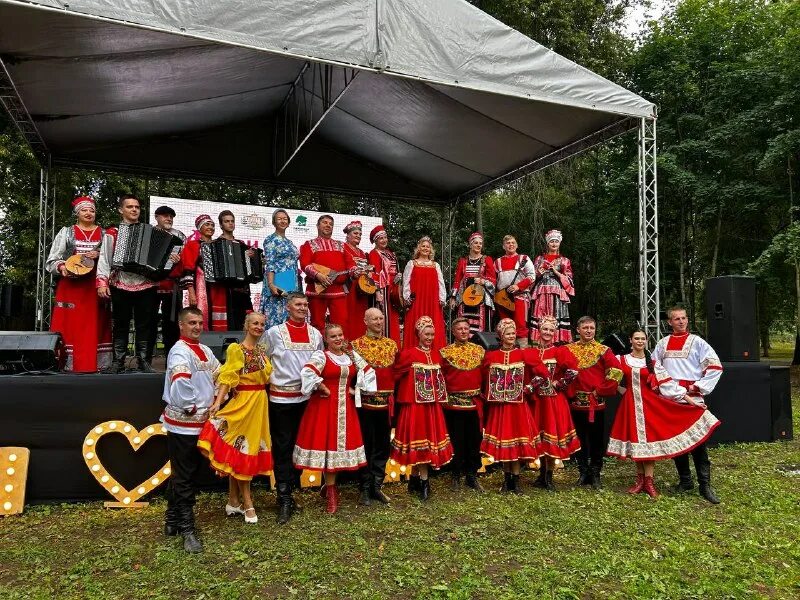 Разудалый танец 8 букв. Разудалый танец 8 букв. Полька через ножку ансамбль игоря моисеева. Русский танец перепляс. Цирковая студия каскад чапаевск.