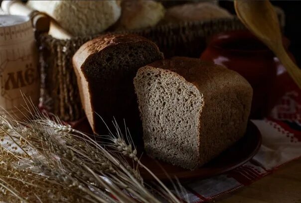 Национальный хлеб. Черный хлеб. Черный ржаной хлеб. Русский ржаной хлеб.