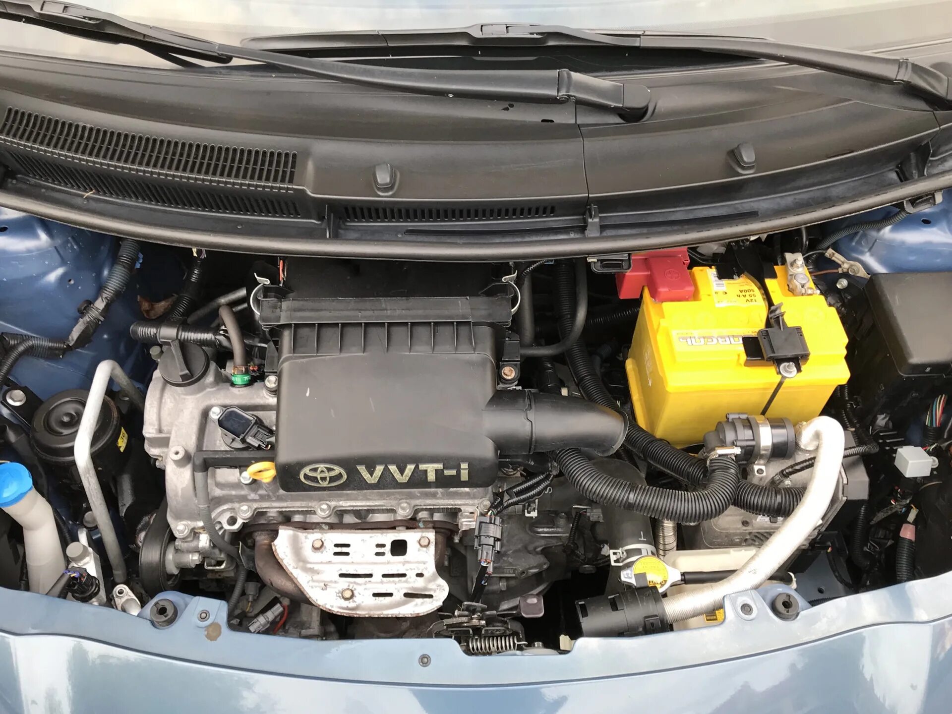Toyota vitz какие двигатели. Toyota yaris 1,2. toyota yaris 1.3. toyota yaris 2008 под капотом. двигатель тойота витц 1.3.