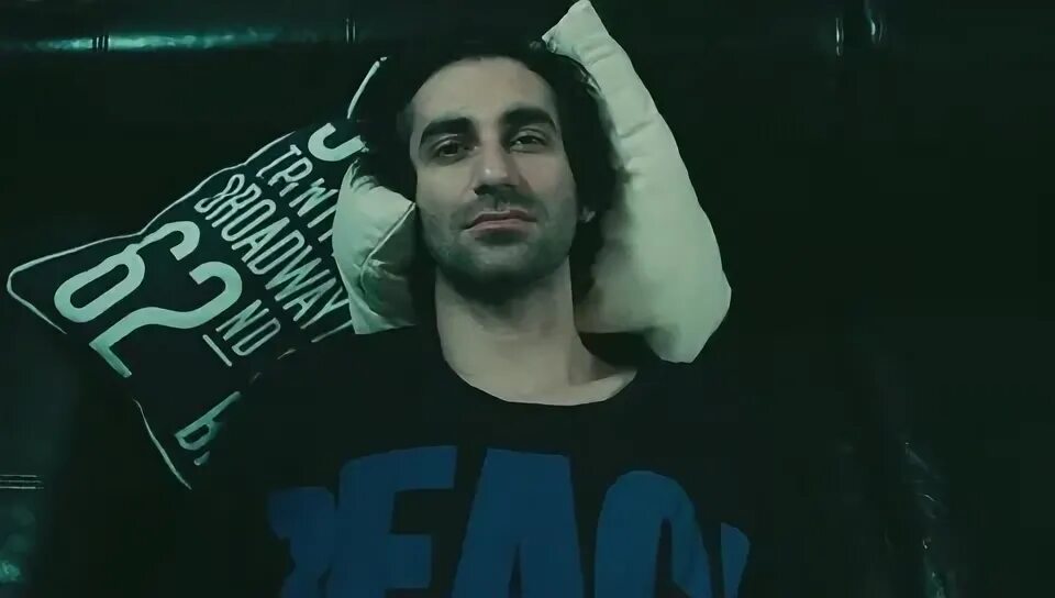 Мачете нежность. Мачете между висками текст. Мачете гитара. Мачете певец. Мачете между висками текст.