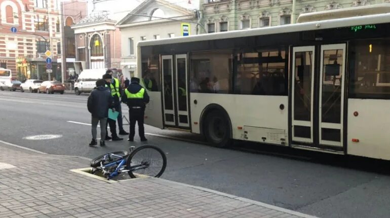 На васильевском острове автобус врезался. Дтп с автобусом в санкт-петербурге на васильевском. Дтп с автобусом на васильевском острове. Дтп с автобусом на васильевском острове. Авария на васильевском острове сегодня.