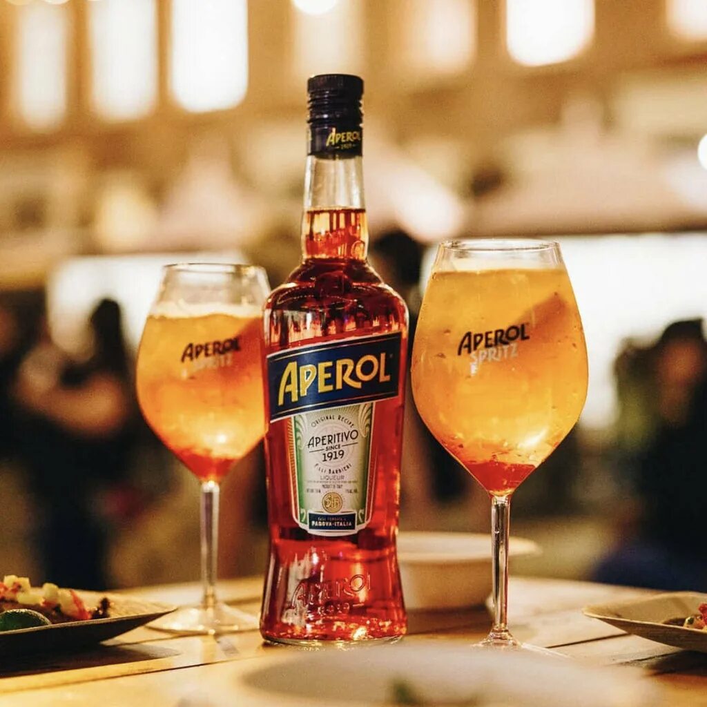 Апероль шприц. Ликер Aperol aperitivo. Коктейль шприц Апероль классический. Итальянский Апероль шприц. Итальянский апероль