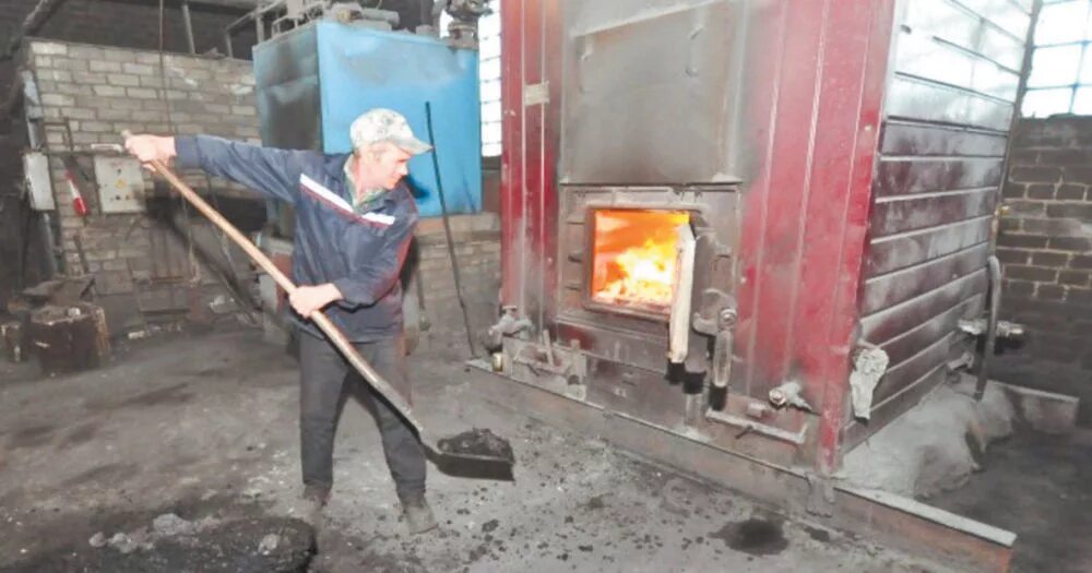 Работает на угле. Профессия машинист кочегар котельной. Шахтер в шахте. Котельная на угле. Кочегар машинист кочегар угольная котельная.