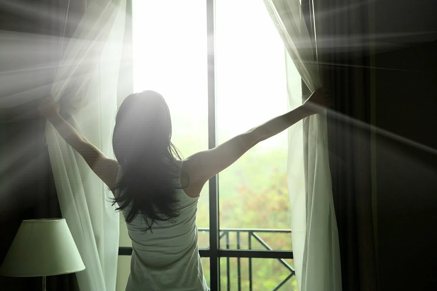 Улыбаясь я свечусь. Девушка открывает шторы. Открытое окно. Солнце светит в окно. Утренний свет в окно.