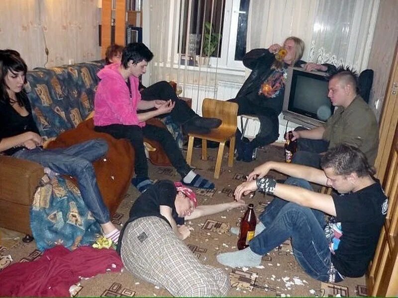 Шалашовки приехали на съемную хату и получили в дырки стволы мужчин на мальчишнике
