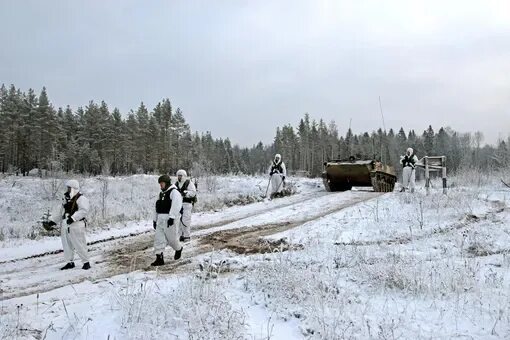Разведка маршрутов движения и участков работ. Инженерная разведка зимой. инженерная разведка путей движения. сапер зимой.