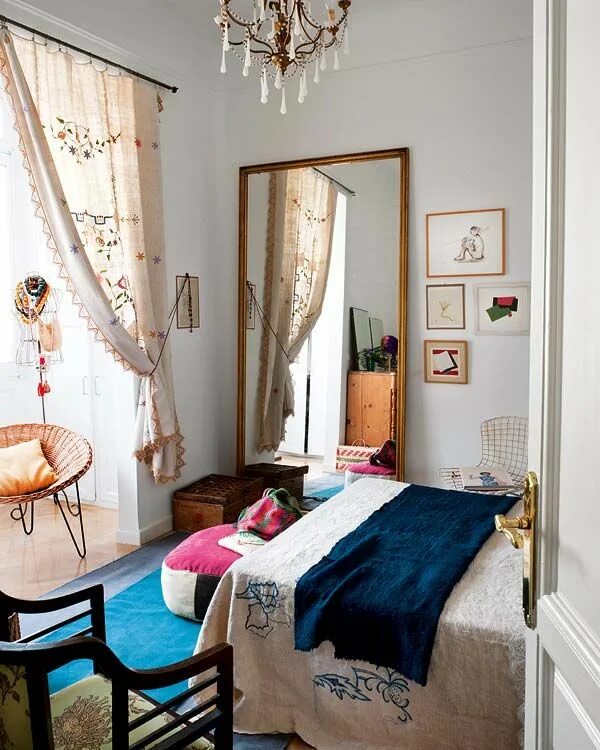 Зеркало на стене в спальне. Is the mirror in the bedroom. Is the mirror in the bedroom. Bedroom art. Богемный сюр москва.