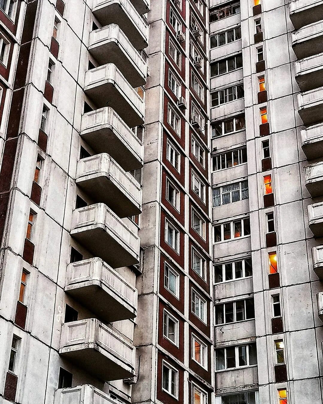 Панелька многоэтажка. Как называются панельки. Серые многоэтажки россия. Серые советские панельки. Советские спальные районы.