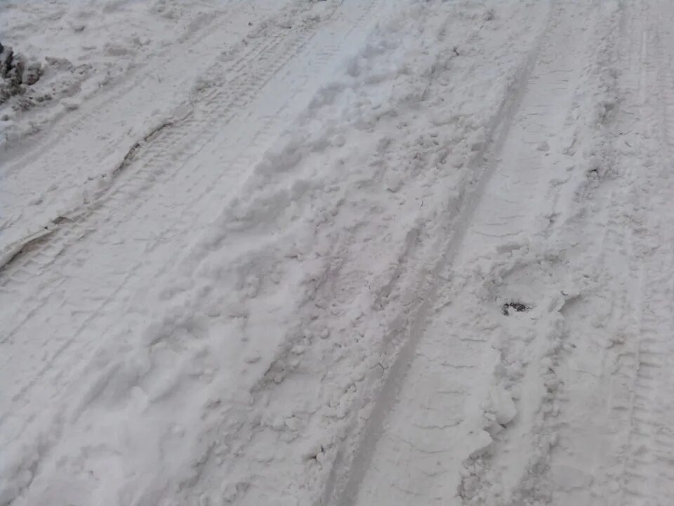 Наличие снега на дорогах. Замело дороги. Барханы снега на дороге. Снег на дороге в Кунашаке. Заметенная дорога капать.