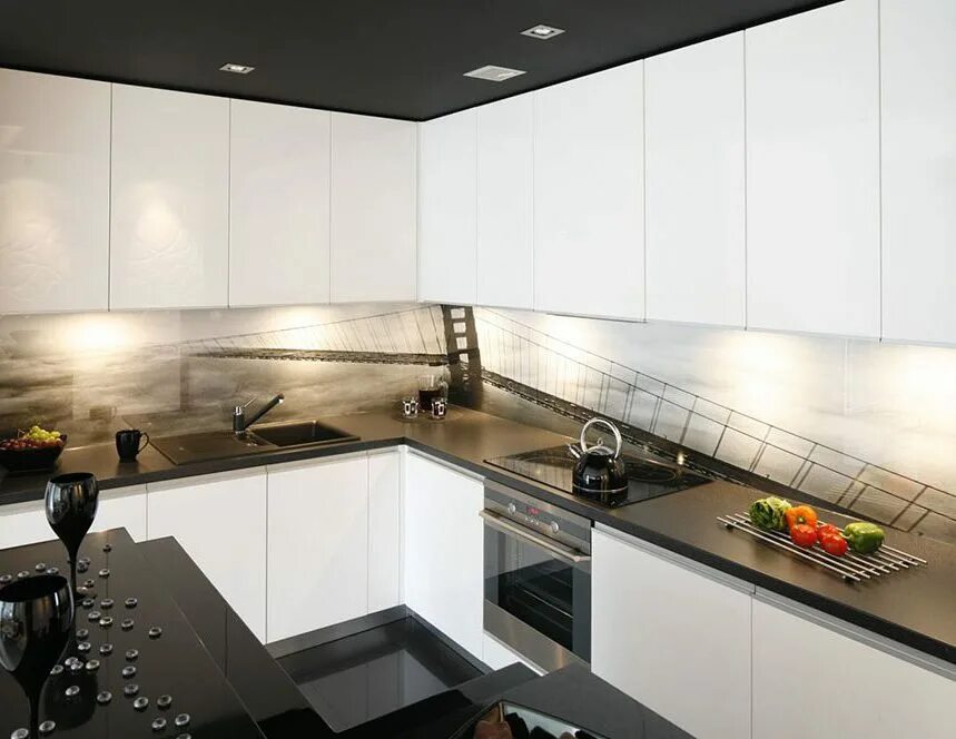 Планировка кухни без верхних шкафов. Современная кухня под дерево. Черно белая кухня. Рабочая зона на кухне. Кухонный интерьер.